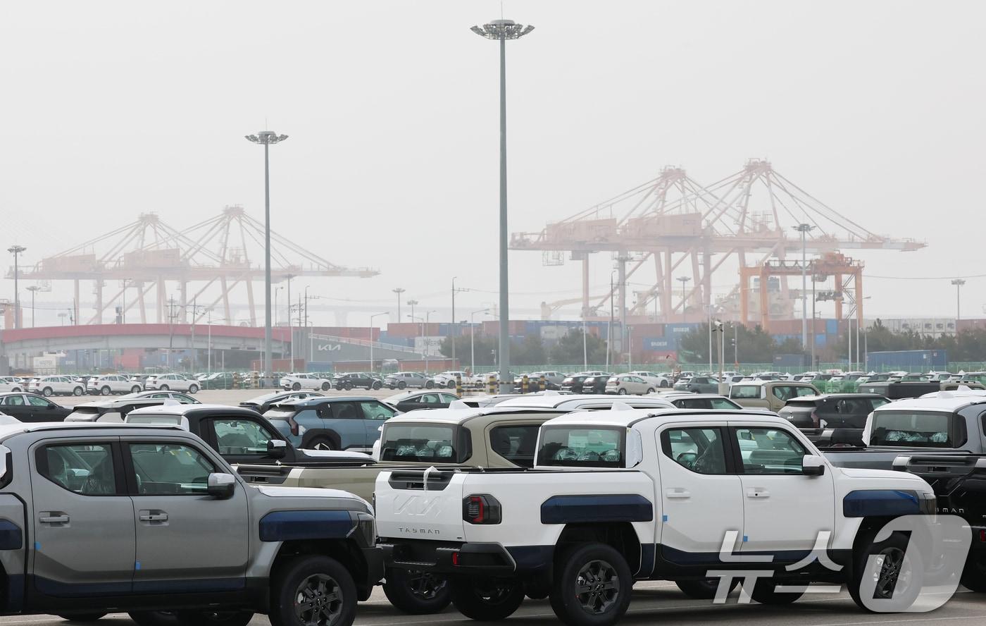 본문 이미지 - 도널드 트럼프 미국 대통령이 21일(현지시각) 연방대법원의 상호관세 위법 판결 하루만에 '글로벌 관세'를 10%에서 15%로 인상하겠다고 전격 발표했다. 사진은 22일 경기 평택시 포승읍 평택항에 수출용 자동차가 세워진 모습. 2026.2.22 ⓒ 뉴스1 오대일 기자