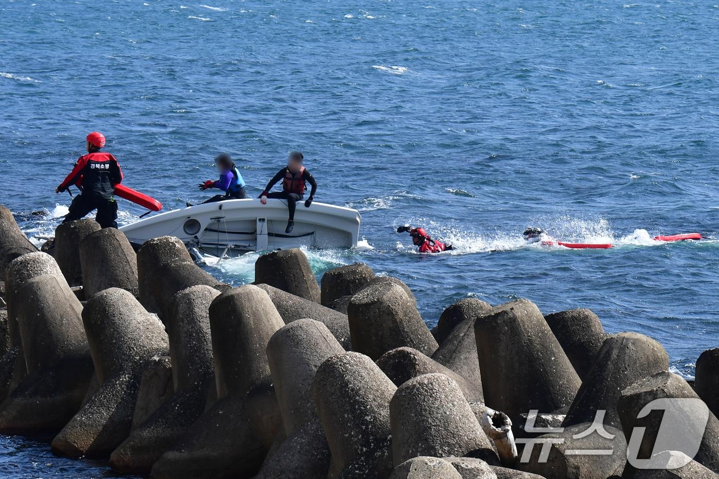 본문 이미지 - 22일 낮 12시20분쯤 경북 포항시 북구 환여동 앞 바다에서 포항해양경찰서 구조대와 포항북부소방서 119구조대가 좌초된 딩기요트 탑승자들을 구조하고 있다. 2026.2.22 ⓒ 뉴스1 최창호 기자