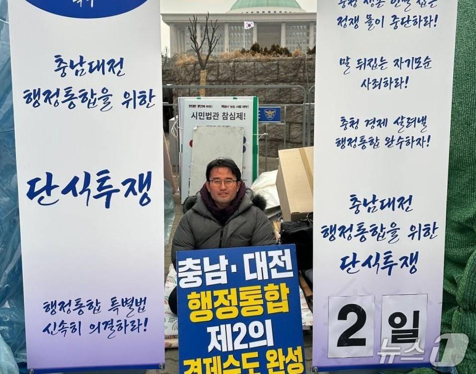 본문 이미지 - 국회 앞에서 단식 농성하는 안장헌 민주당 아산시장 예비후보.