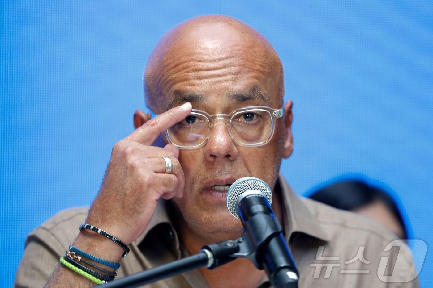 본문 이미지 - 21일(현지시간) 호르헤 로드리게스 베네수엘라 국회의장이 수도 카라카스에서 정치범 석방 관련 기자회견을 갖고 있다. 이날 그는 1550건 이상의 정치범 사면 요청을 받았다고 밝혔다. 2026.02.21 ⓒ AFP=뉴스1