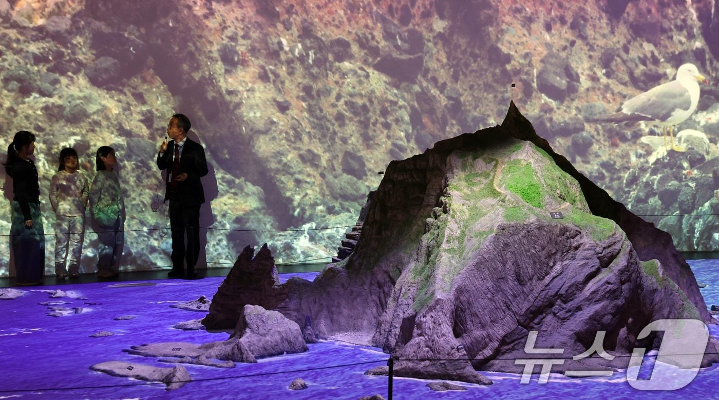 본문 이미지 - 서울 영등포구 타임스퀘어에 마련된 동북아역사재단 독도체험관. (기사 내용과 무관함)