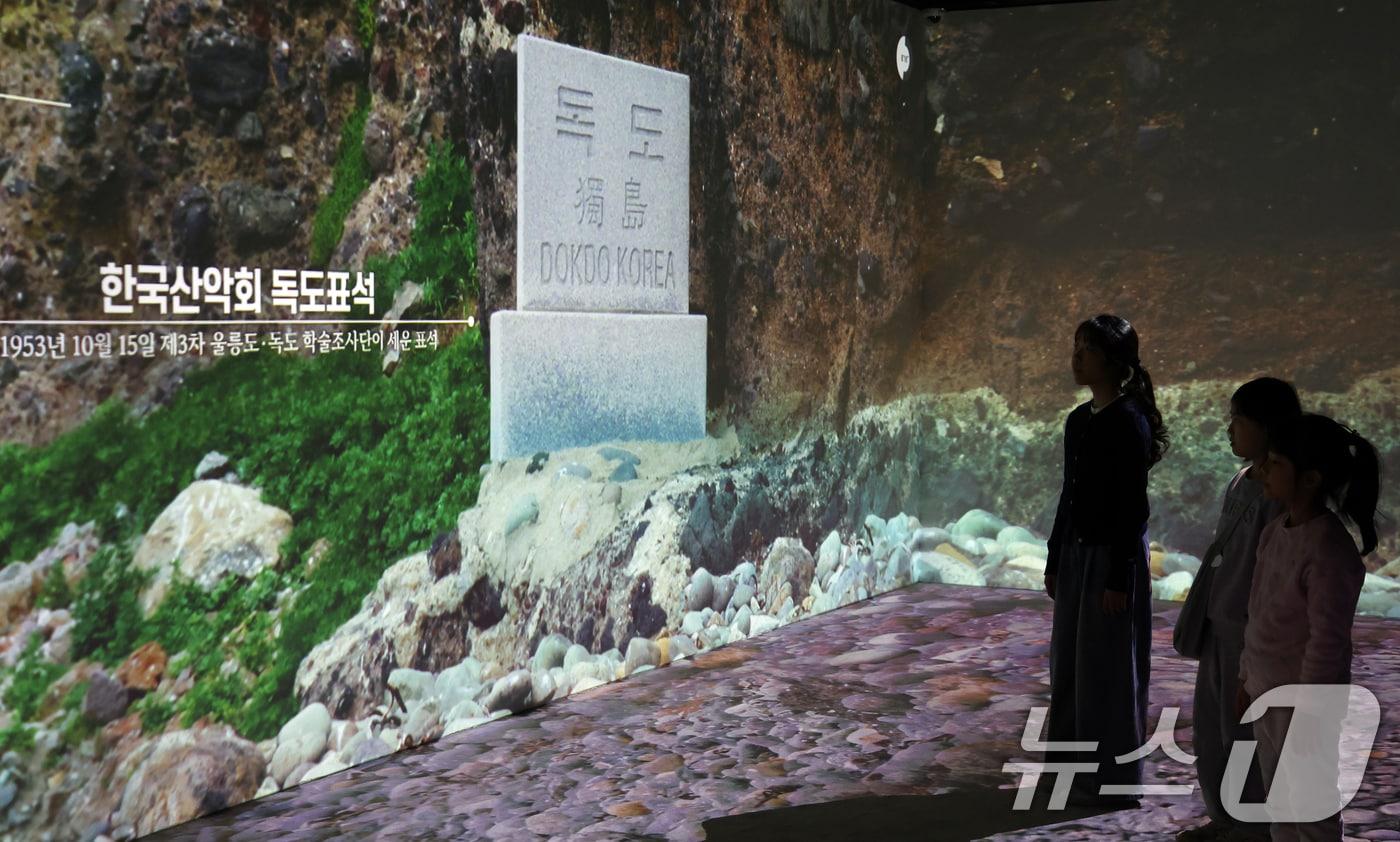 본문 이미지 - 교육부는 24일 일본 문부과학성이 대한민국의 독도 영토주권을 부정하고 자국 중심 역사관에 따라 과거의 역사적 사실을 왜곡한 교과서를 검정 통과시킨 데 대해 깊은 유감을 표하고 시정을 강력히 촉구했다. 사진은 지난달 22일 서울 영등포구 타임스퀘어에 마련된 동북아역사재단 독도체험관에서 아이들이 독도 관련 설명을 듣고 있는 모습. 2026.2.22 ⓒ 뉴스1 김명섭 기자