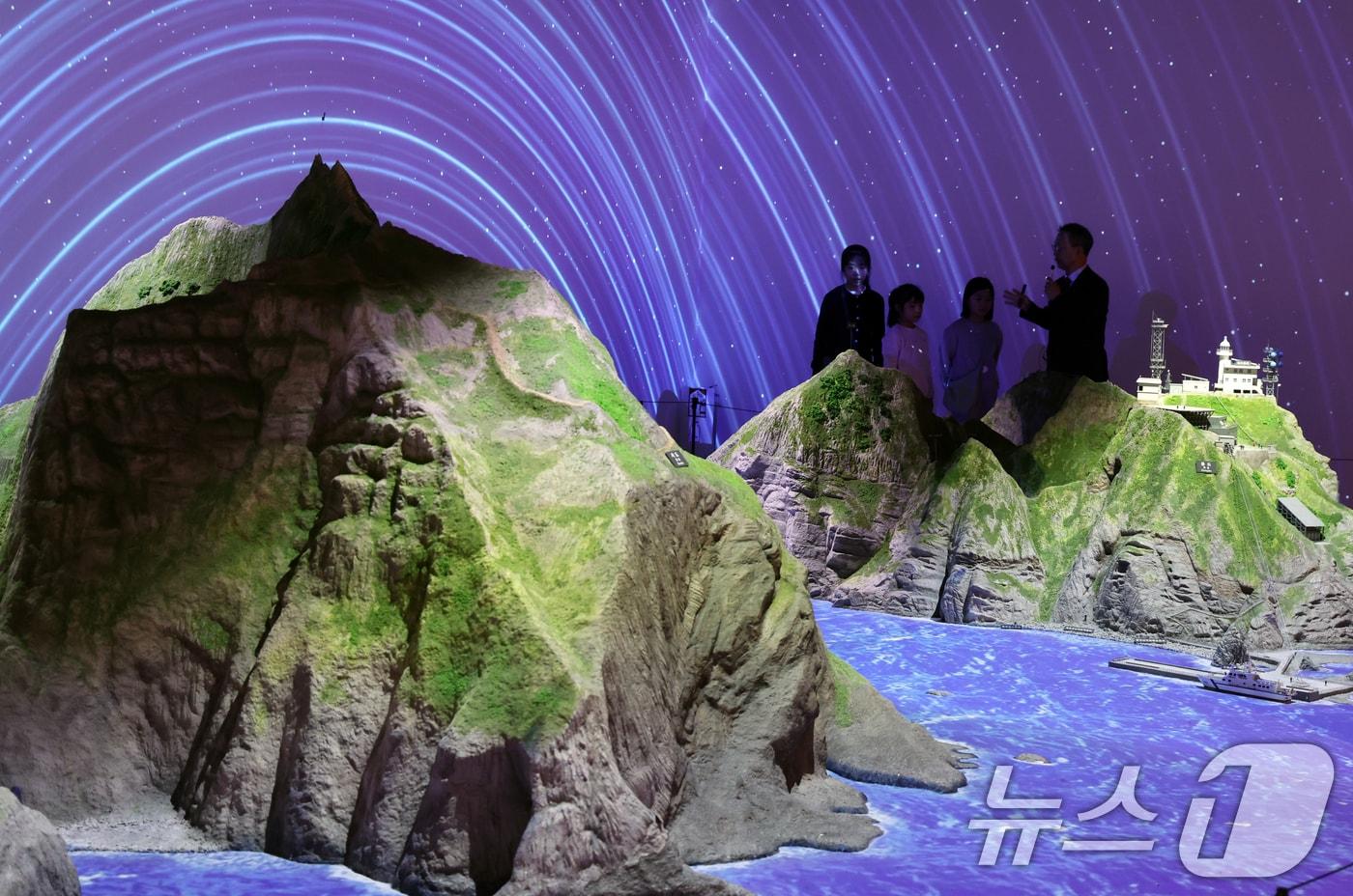 본문 이미지 -  서울 영등포구 타임스퀘어에 마련된 동북아역사재단 독도체험관. 2026.2.22 ⓒ 뉴스1 김명섭 기자