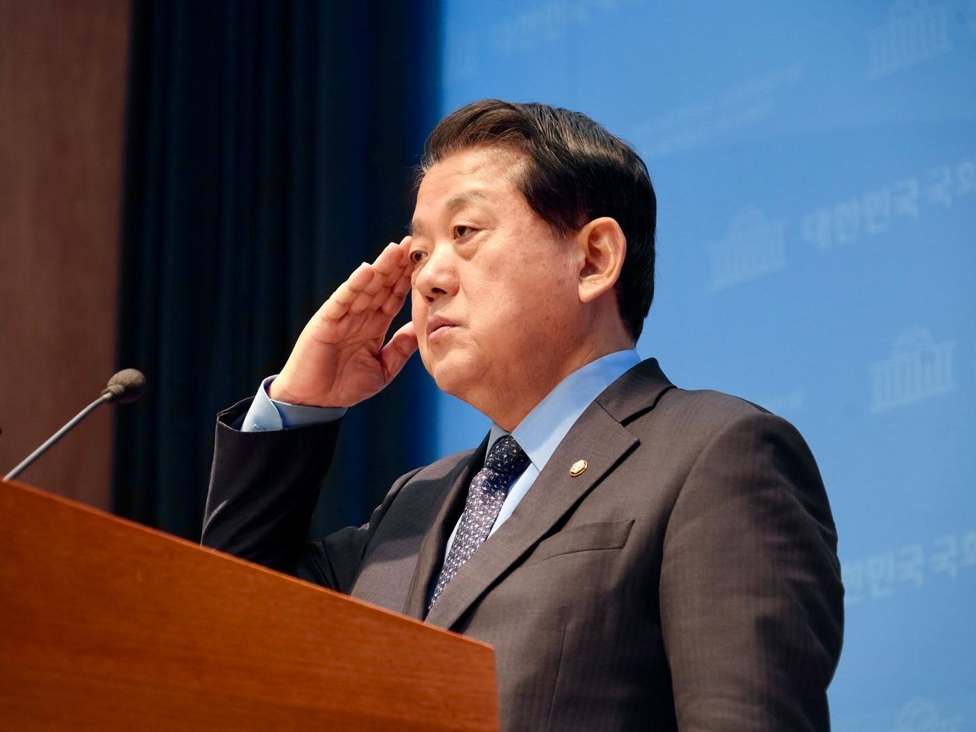 본문 이미지 - 김병주 더불어민주당 의원이 22일 서울 여의도 국회 소통관에서 6·3 지방선거 경기지사에 불출마하겠다고 밝힌 뒤 거수경례를 하고 있다(김병주 의원실 제공).