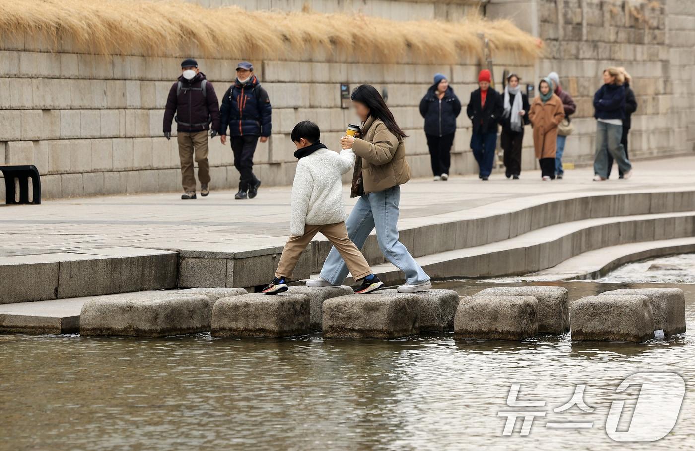 본문 이미지 - 서울 청계천을 찾은 관광객들이 산책을 하고 있다. 2026.2.22 ⓒ 뉴스1 이호윤 기자