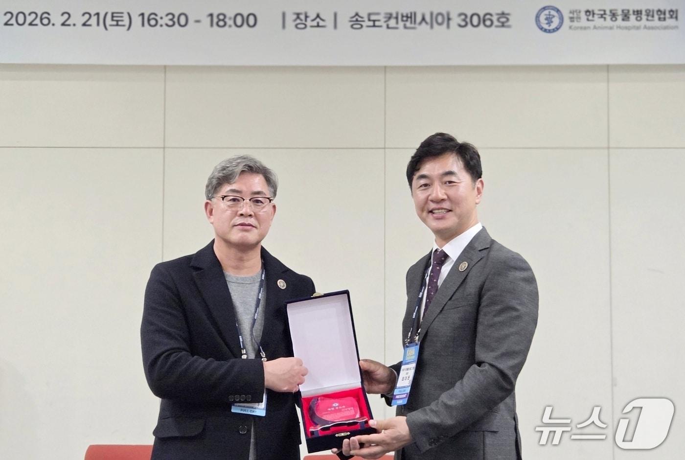 본문 이미지 - 최이돈 한국동물병원협회 회장(오른쪽)이 21일 인천 송도컨벤시아에서 열린 '2026 정기총회'에서 이병렬 전 회장에게 감사패를 주고 있다. ⓒ 뉴스1