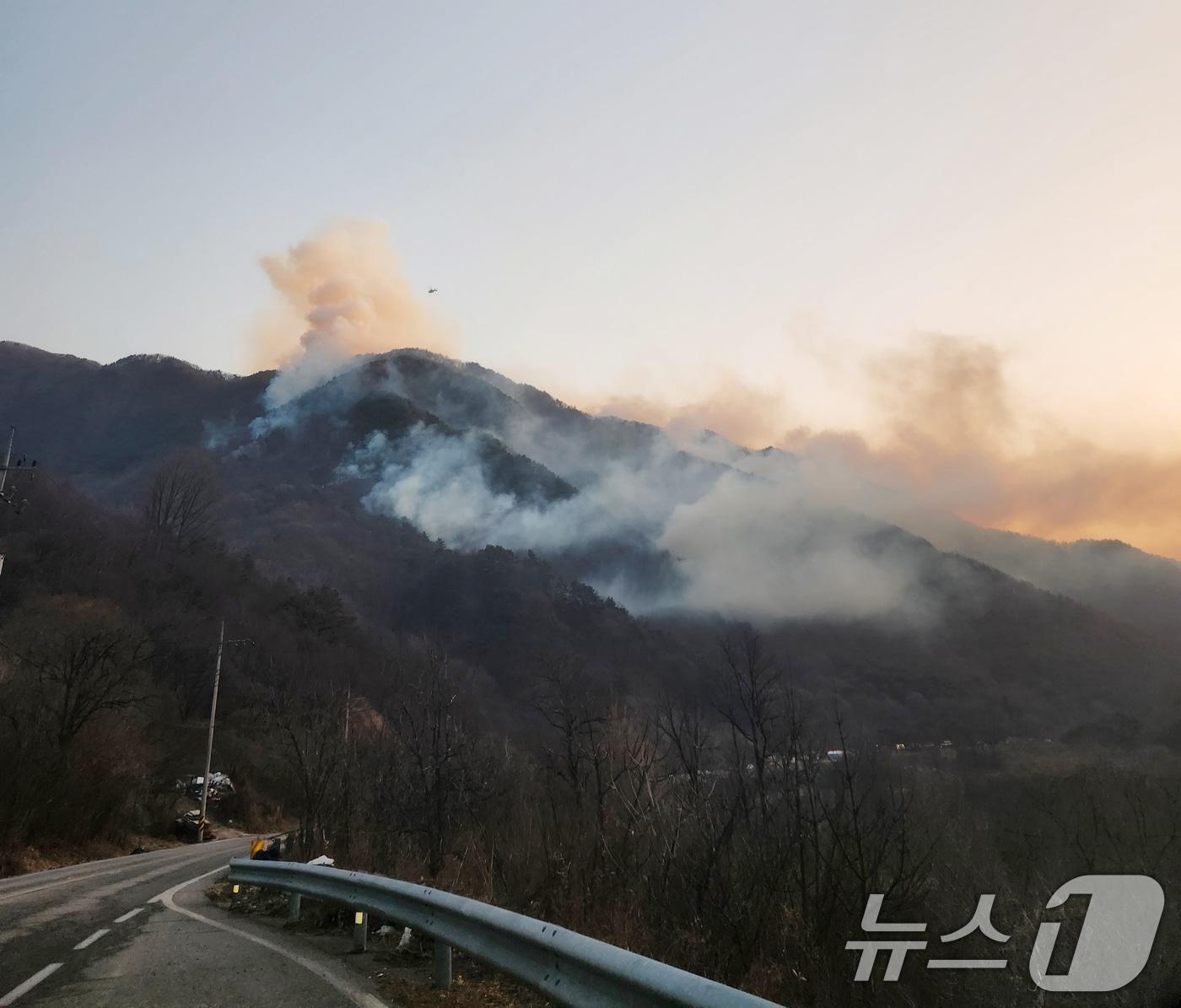 본문 이미지 - 지난 21일 경남 함양군 마천면 창원리 야산에 불이나 연기가 피어오르고 있다. (경남소방본부 제공. 재판매 및 DB 금지) 2026.2.22 ⓒ 뉴스1