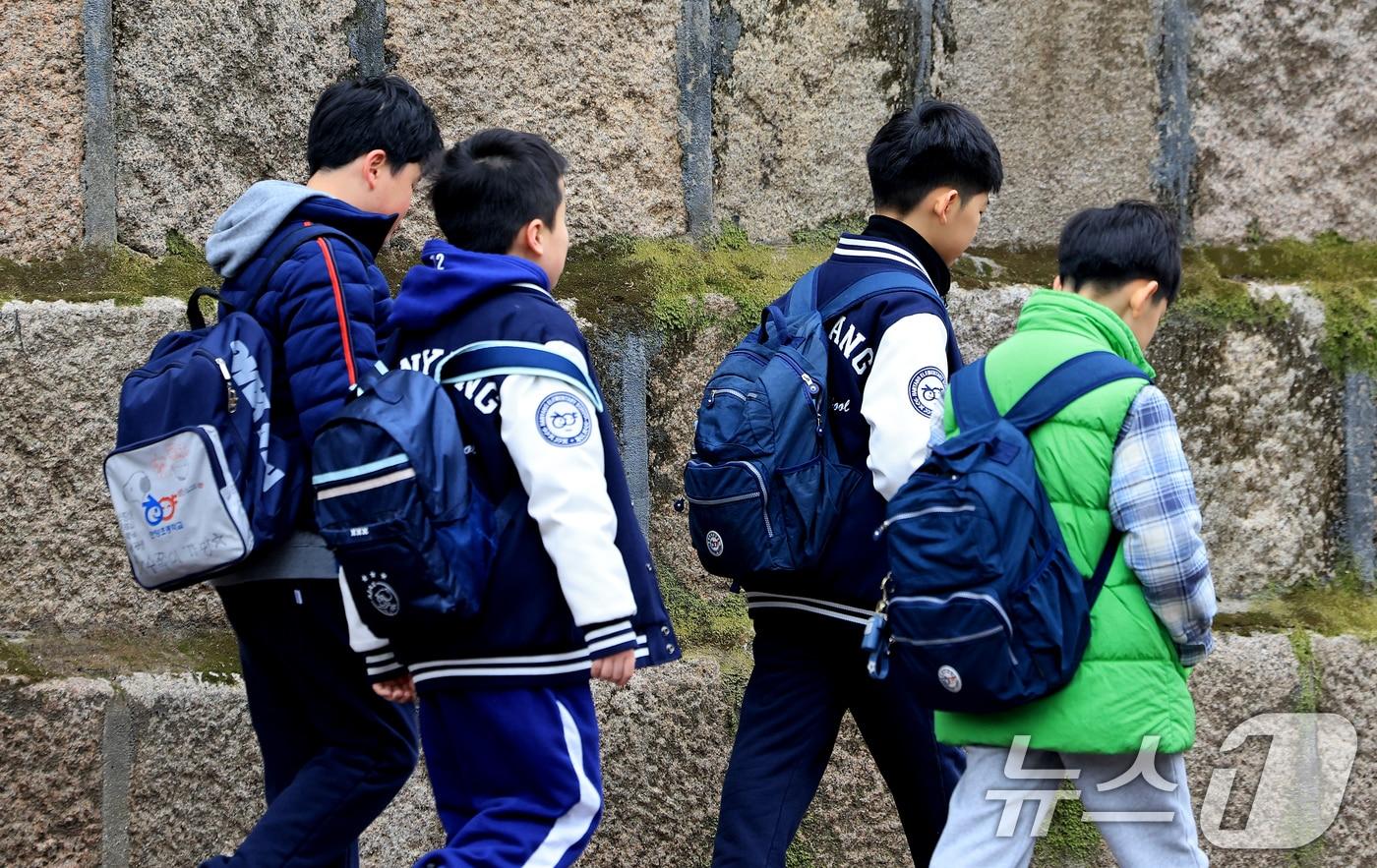 본문 이미지 - 새학기를 일주일 앞둔 지난달 22일 서울 종로구 거리를 가방을 맨 학생들이 걸어가고 있다. ⓒ 뉴스1 이호윤 기자