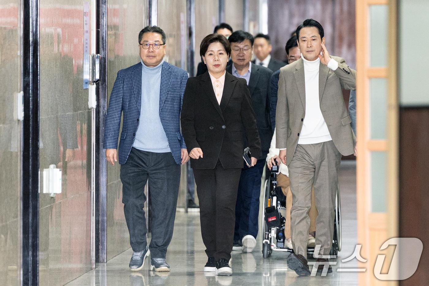 본문 이미지 - 장동혁 국민의힘 대표가 22일 서울 여의도 국회에서 열린 비공개 최고위원회의 참석을 위해 발걸음을 옮기고 있다. 왼쪽은 조광한 최고위원. 2026.2.22 ⓒ 뉴스1 이승배 기자