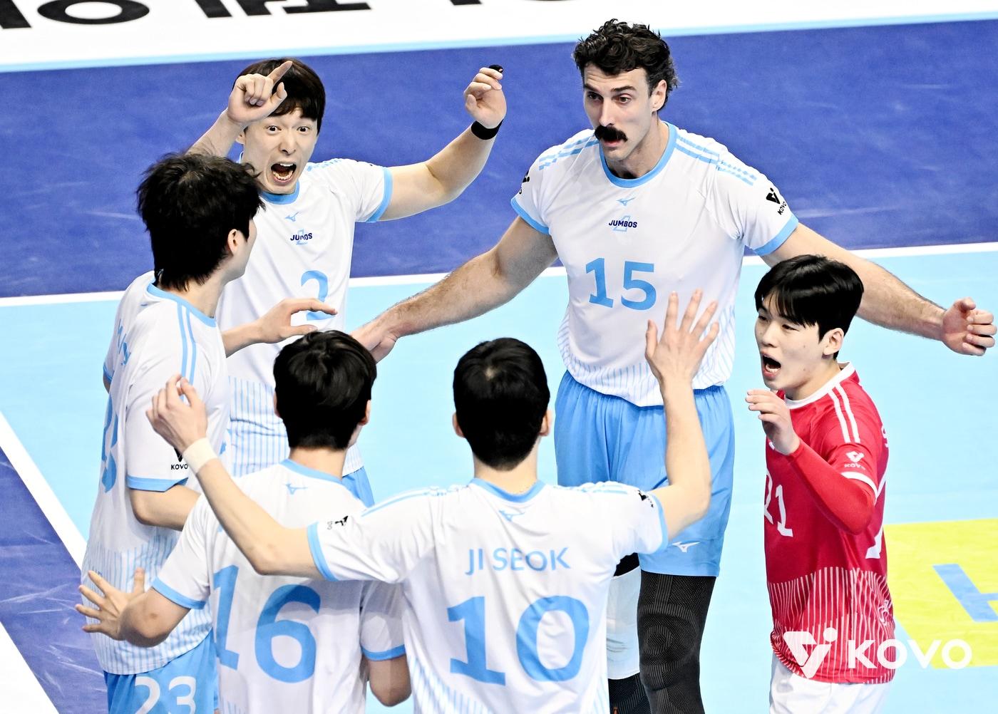 본문 이미지 - 대한항공이 22일 인천 계양체육관에서 열린 현대캐피탈과 홈 경기에서 득점 후 기뻐하고 있다. (KOVO 제공)