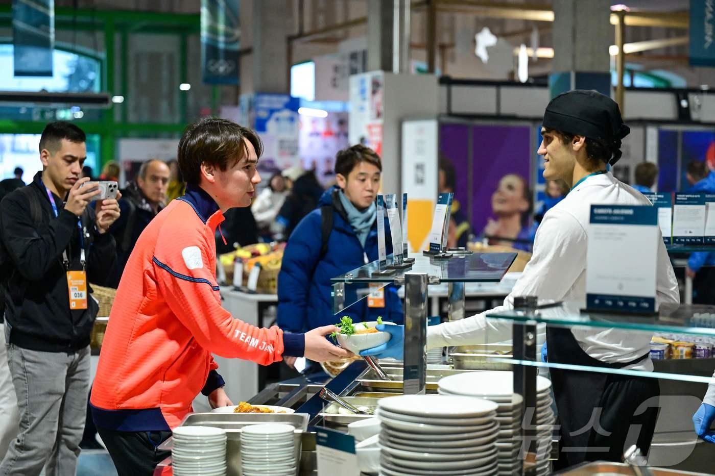 본문 이미지 - 선수촌 식당을 이용하는 선수들 ⓒ AFP=뉴스1