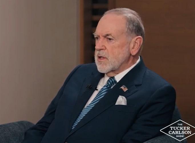 본문 이미지 - 20일(현지시간) 마이크 허커비 주이스라엘 미국 대사가 이스라엘 텔아비브 벤구리온 국제공항에서 미국의 우파 논객인 터커 칼슨과 인터뷰를 하고 있다. (사진=칼슨 인터뷰 영상 갈무리)