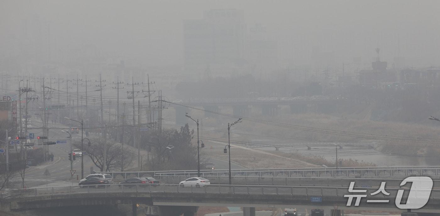 본문 이미지 - 미세먼지로 희뿌연 청주./뉴스1