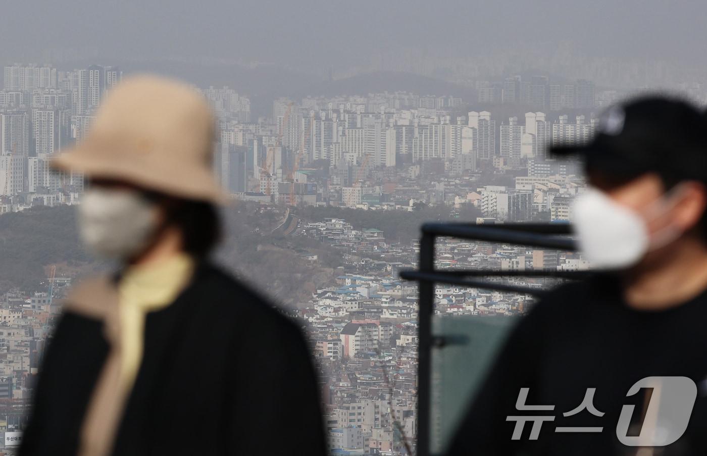 본문 이미지 - 황사의 영향으로 서울을 비롯한 수도권에 올해 첫 미세먼지 경보가 발령된 22일 오후 서울 중구 남산에서 바라본 도심이 희뿌연 모습을 보이고 있다. 2026.2.22 ⓒ 뉴스1 오대일 기자