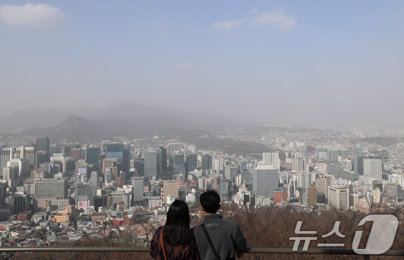 본문 이미지 - 황사의 영향으로 서울을 비롯한 수도권에 올해 첫 미세먼지 경보가 발령된 22일 오후 서울 중구 남산에서 바라본 도심이 희뿌연 모습을 보이고 있다. 2026.2.22 ⓒ 뉴스1 오대일 기자