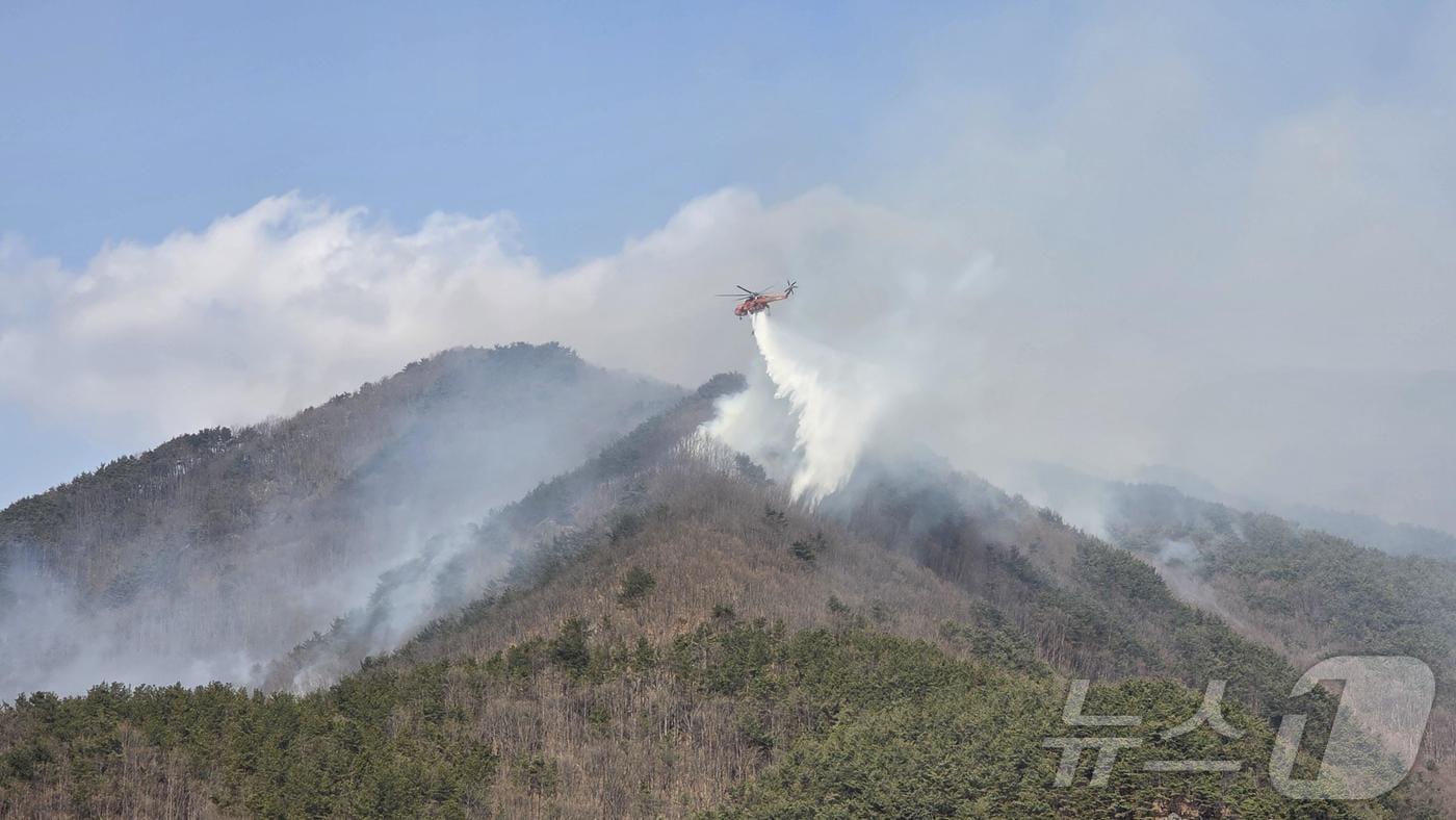 본문 이미지 - 22일 헬기가 경남 함양 마천면 창원리 한 야산에 난 산불을 끄고 있다.(경남도 제공. 재판매 및 DB 금지) 2026.2.22 ⓒ 뉴스1 