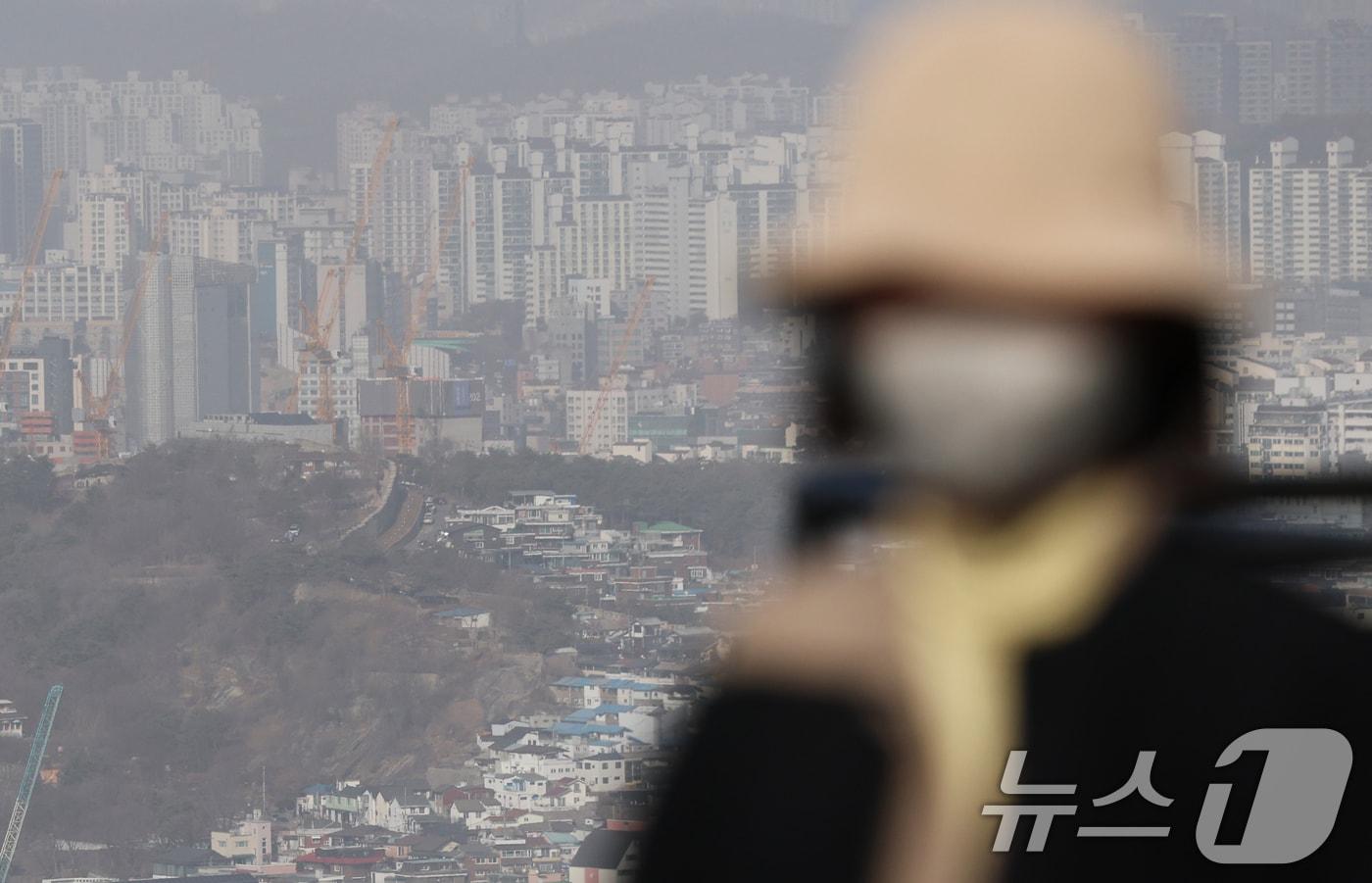 본문 이미지 - 황사의 영향으로 서울을 비롯한 수도권에 올해 첫 미세먼지 경보가 발령된 22일 오후 서울 중구 남산에서 바라본 도심이 희뿌연 모습을 보이고 있다. 2026.2.22 ⓒ 뉴스1 오대일 기자