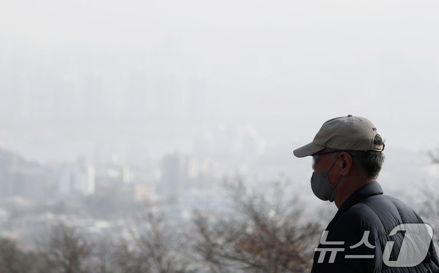본문 이미지 - 황사의 영향으로 서울을 비롯한 수도권에 올해 첫 미세먼지 경보가 발령된 22일 오후 서울 중구 남산에서 바라본 도심이 희뿌연 모습을 보이고 있다. 2026.2.22 ⓒ 뉴스1 오대일 기자