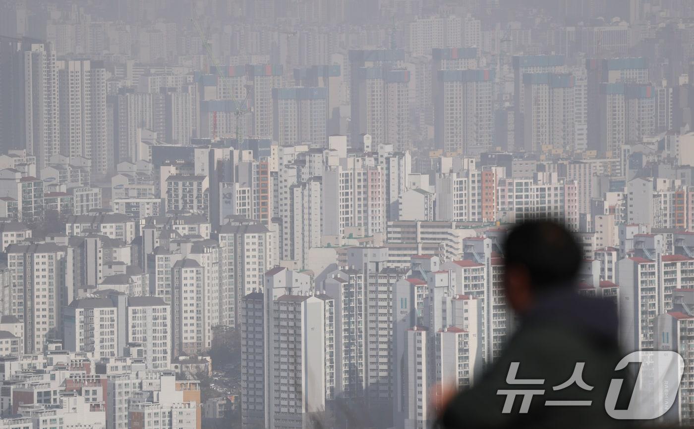 본문 이미지 - 22일 서울 중구 남산에서 바라본 서울 아파트단지 모습. 2026.2.22 ⓒ 뉴스1 오대일 기자