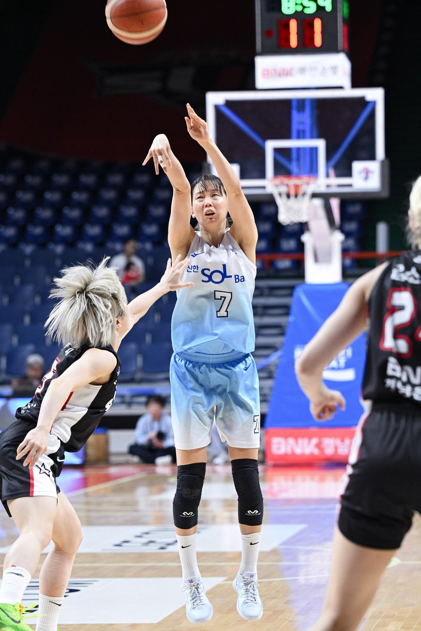 본문 이미지 - 인천 신한은행 신지현이 22일 열린 2025-26 여자프로농구 부산 BNK전에서 25점을 넣어 팀의 71-68 승리를 이끌었다.(WKBL 제공)