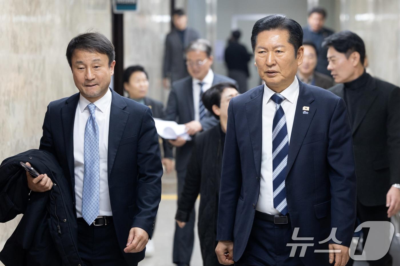 본문 이미지 - 정청래 더불어민주당 대표와 한병도 원내대표가 22일 서울 여의도 국회에서 열린 비공개 정책 의원총회에 참석하고 있다. 2026.2.22 ⓒ 뉴스1 이승배 기자