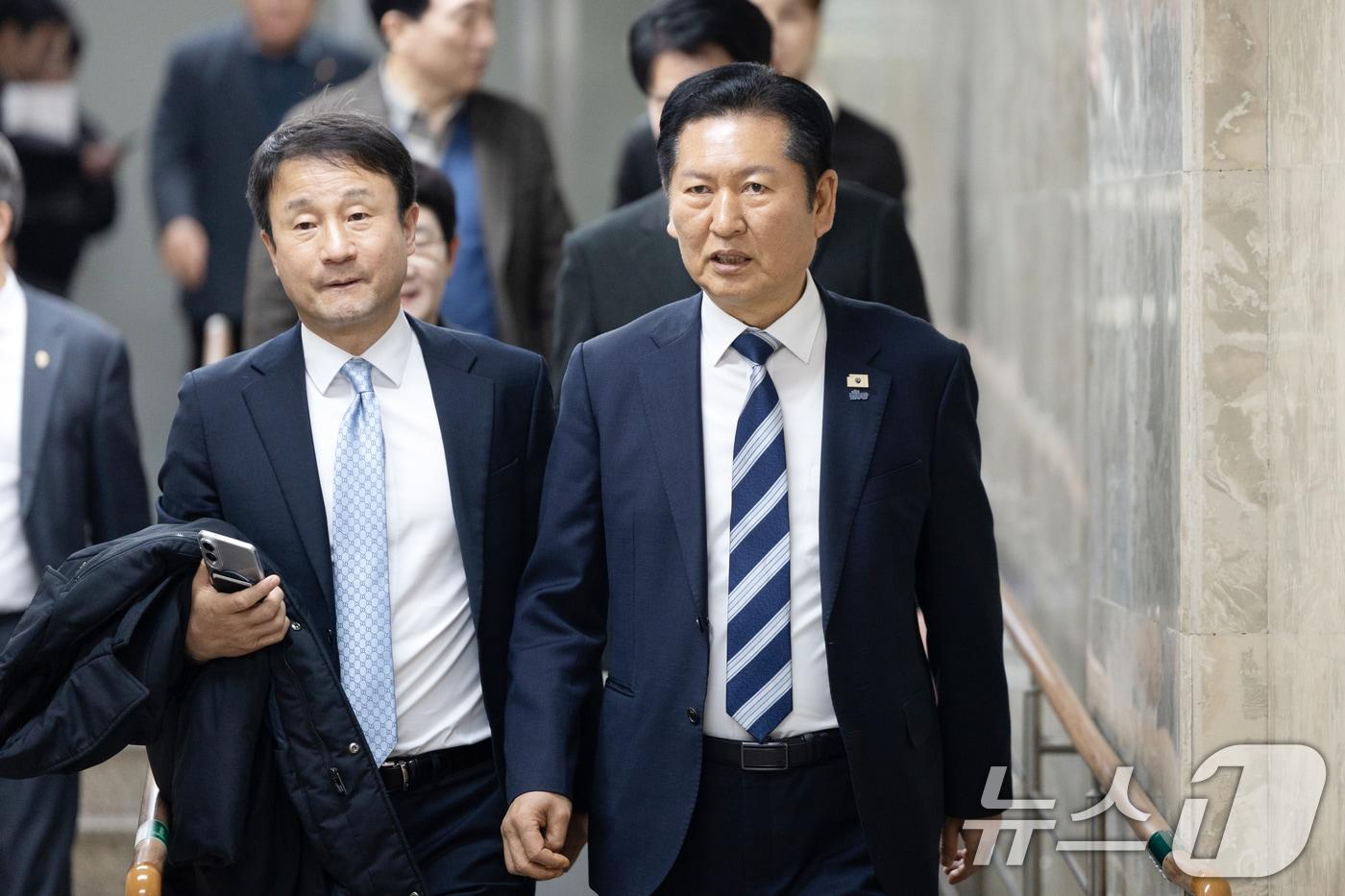 본문 이미지 - 정청래 더불어민주당 대표와 한병도 원내대표가 지난 22일 서울 여의도 국회에서 열린 비공개 정책 의원총회에 참석하고 있다. 2026.2.22 ⓒ 뉴스1 이승배 기자