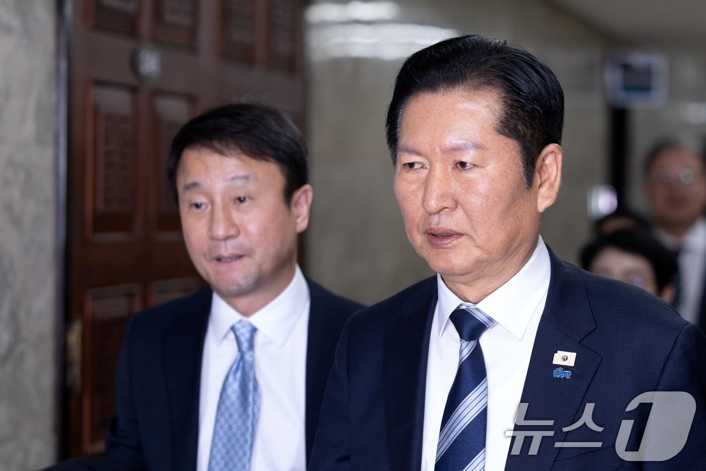 본문 이미지 - 정청래 더불어민주당 대표와 한병도 원내대표가 22일 서울 여의도 국회에서 열린 비공개 정책 의원총회에 참석하고 있다. 2026.2.22 ⓒ 뉴스1 이승배 기자