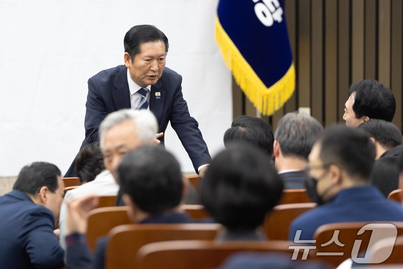 본문 이미지 - 정청래 더불어민주당 대표가 22일 서울 여의도 국회에서 열린 비공개 정책 의원총회에서 의원들과 대화하고 있다. 2026.2.22 ⓒ 뉴스1 이승배 기자