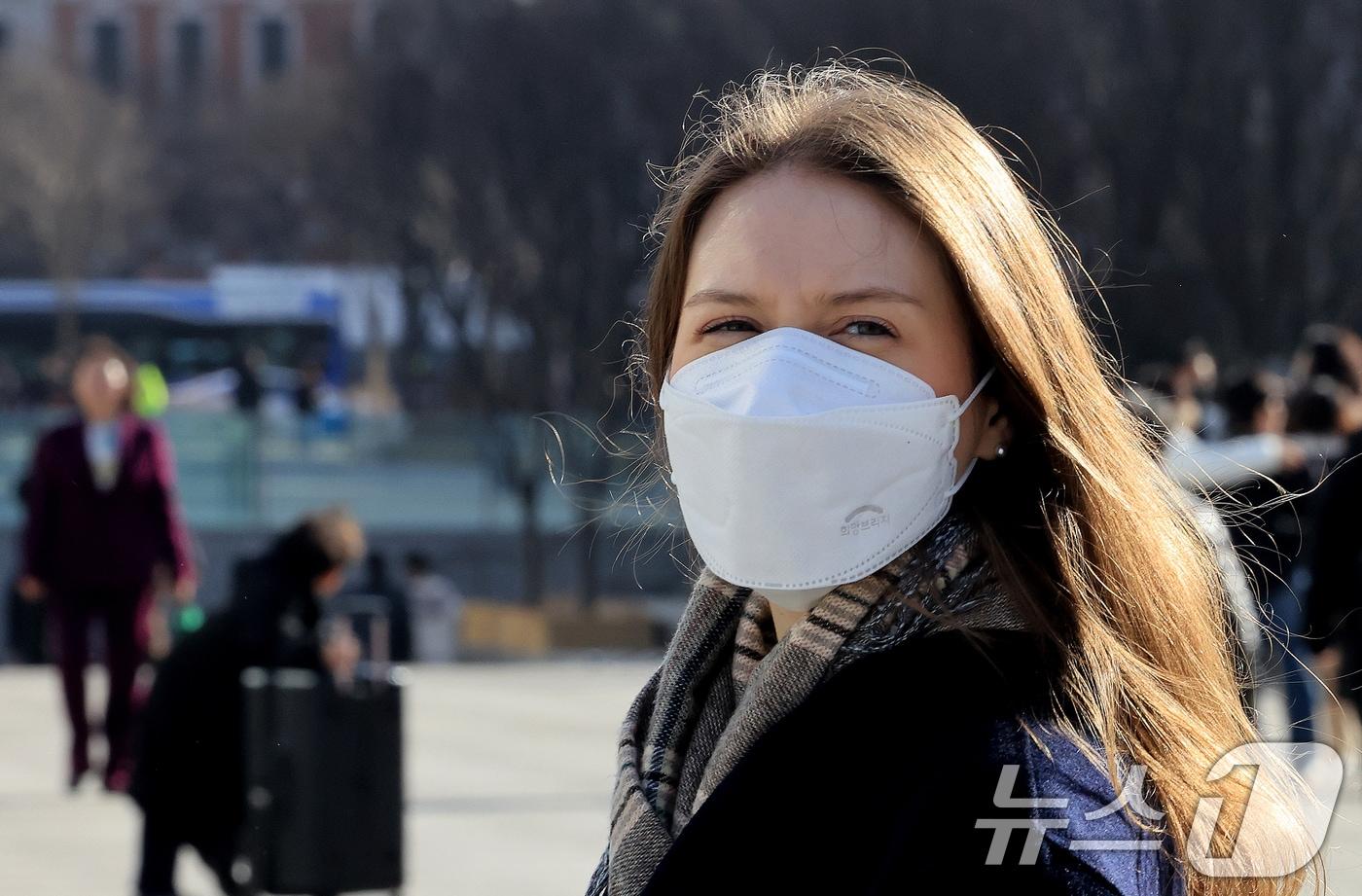 본문 이미지 - 서울과 경기 지역에 황사 유입으로 미세먼지 경보가 내려진 22일 서울 광화문광장에서 마스크를 쓴 외국인 관광객이 이동하고 있다. 2026.2.22 ⓒ 뉴스1 이호윤 기자