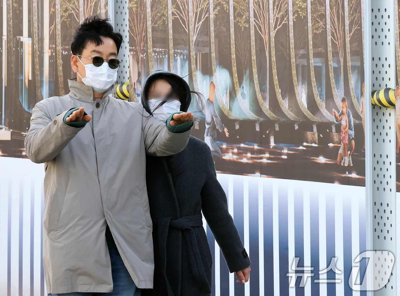 본문 이미지 - 서울과 경기 지역에 황사 유입으로 미세먼지 경보가 내려진 22일 서울 광화문광장에서 마스크를 쓴 시민들이 이동하고 있다. 2026.2.22 ⓒ 뉴스1 이호윤 기자