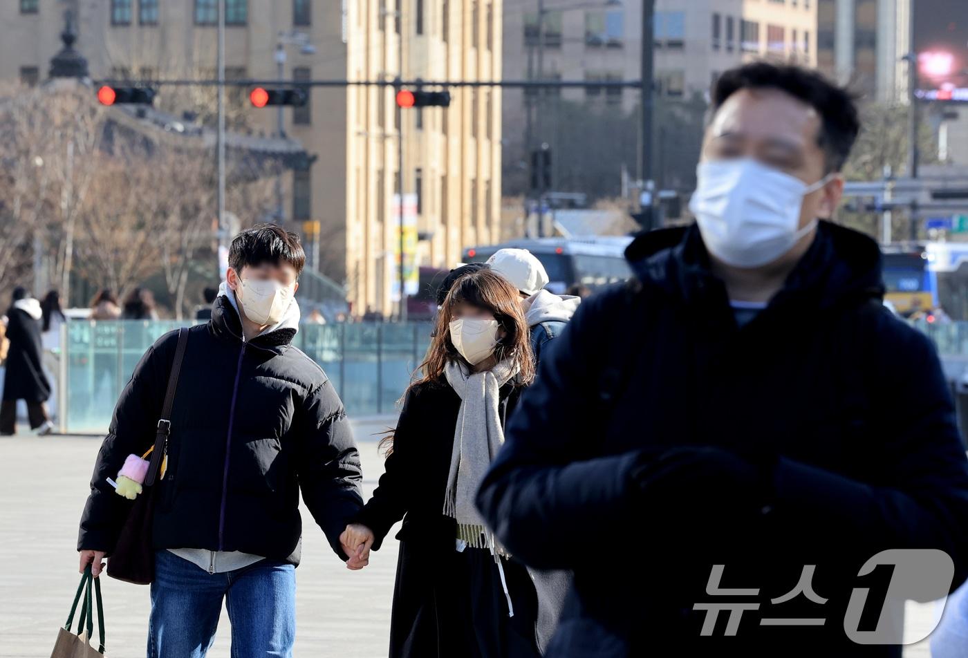 본문 이미지 - 서울과 경기 지역에 황사 유입으로 미세먼지 경보가 내려진 22일 서울 광화문광장에서 마스크를 쓴 시민들이 이동하고 있다. 2026.2.22 ⓒ 뉴스1 이호윤 기자