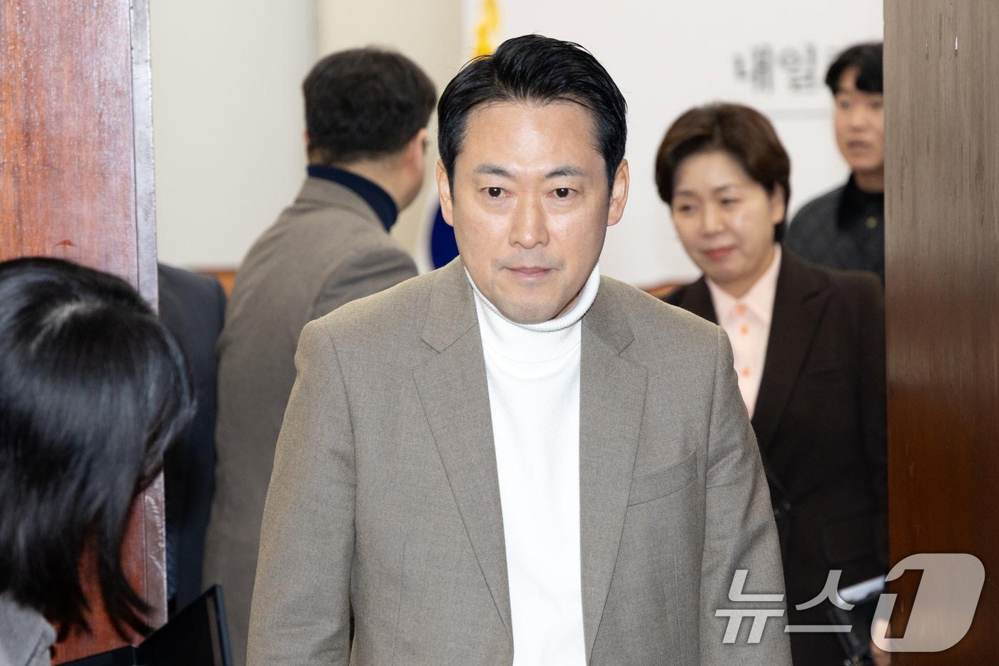 본문 이미지 - 장동혁 국민의힘 대표가 22일 서울 여의도 국회에서 열린 비공개 최고위원회의를 마치고 회의장을 나서고 있다. 2026.2.22 ⓒ 뉴스1 이승배 기자