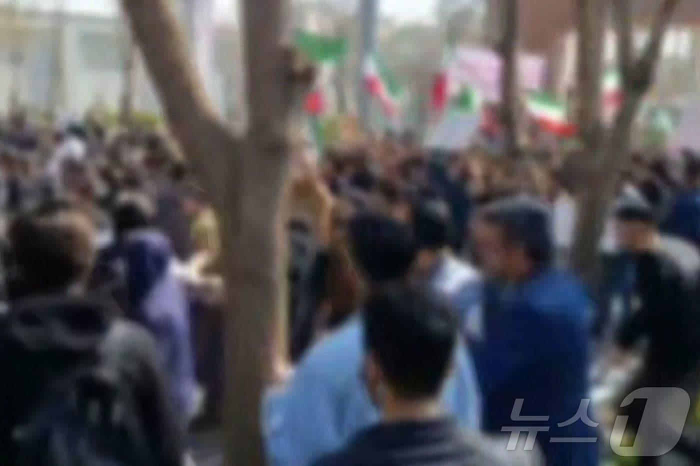 본문 이미지 - 21일(현지시간) 이란 테헤란 샤리크 공과대학에서 반정부 시위대와 친정부 시위대가 충돌하는 모습. 사진은 소셜미디어 영상 갈무리. 2026.02.21 ⓒ AFP=뉴스1