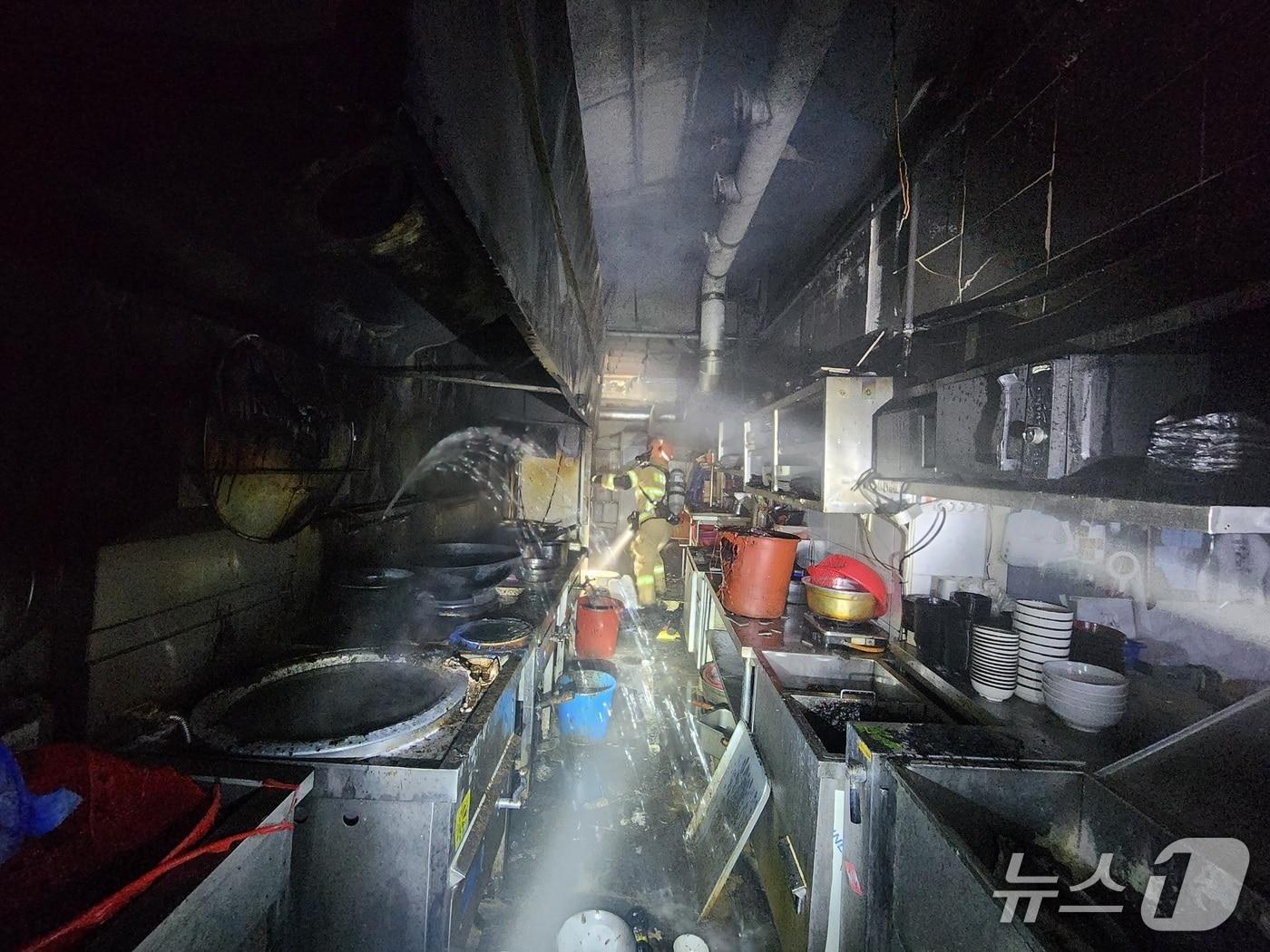 본문 이미지 - 불이 난 군산시 대명동 음식점 모습.(전북 소방 제공. 재판매 및 DB 금지)