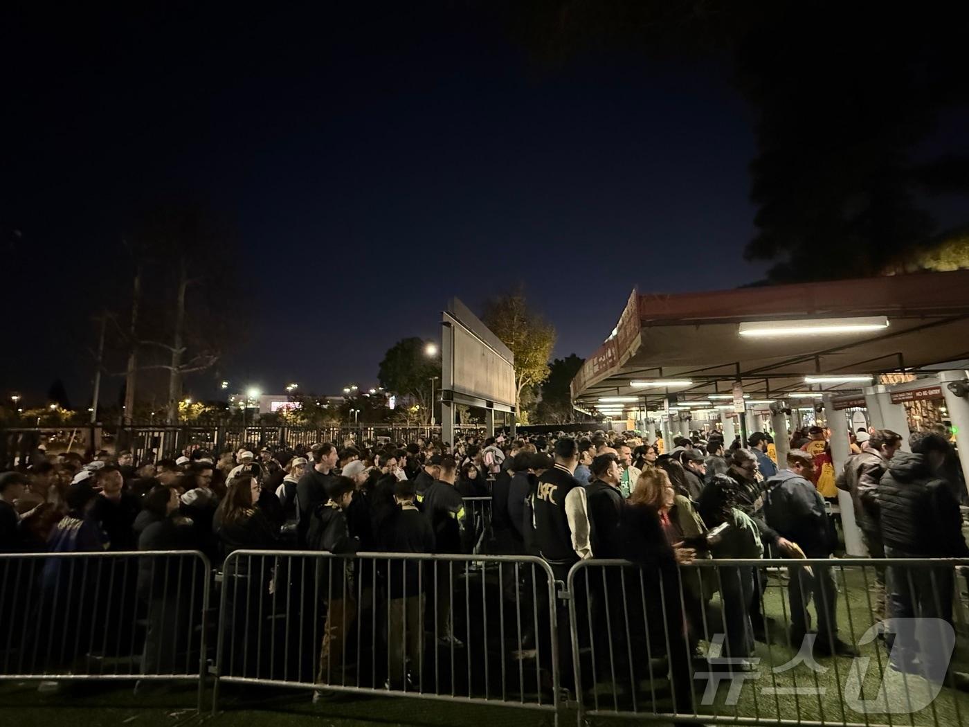 경기장에 입장하는 수많은 인파들ⓒ 뉴스1 윤슬빈 관광전문기자