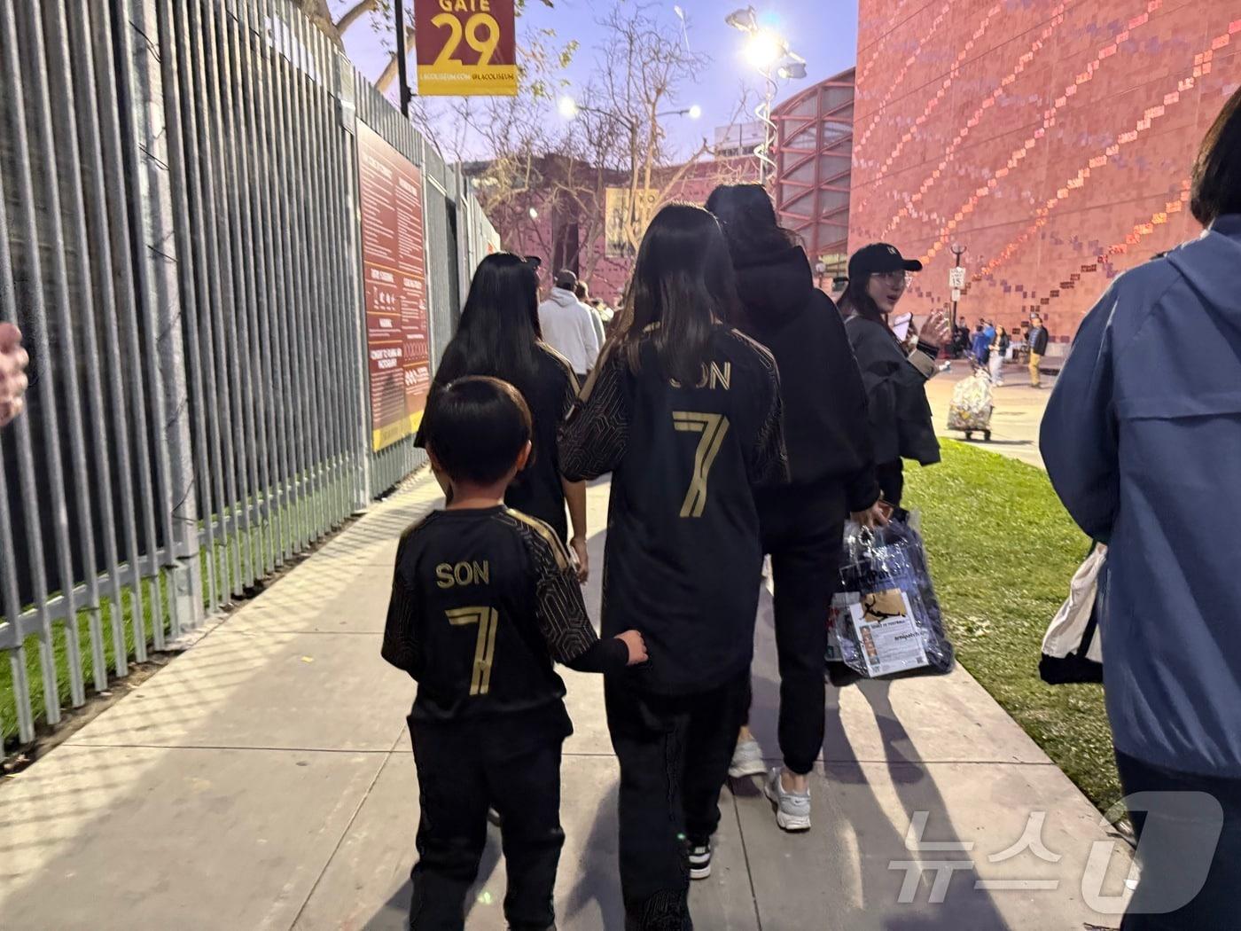 LAFC 손흥민 유니폼을 입은 어린이 입장객들 ⓒ 뉴스1 윤슬빈 관광전문기자
