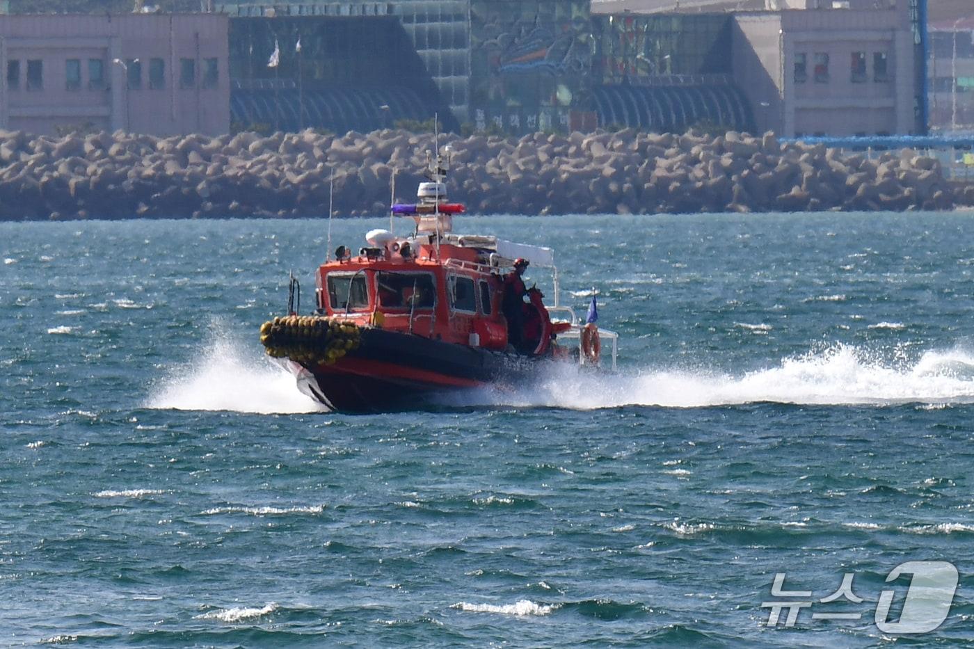 본문 이미지 - 22일 낮 12시 15분쯤 경북 포항해양경찰서 구조대원들이 탄 고속정(리브)가 북구 환여동 해안에서 발생한 딩기요트 좌초, 전복 사고 현장에 전속력으로 출동하고 있다. 2026.2.22/뉴스1 최창호 기자 