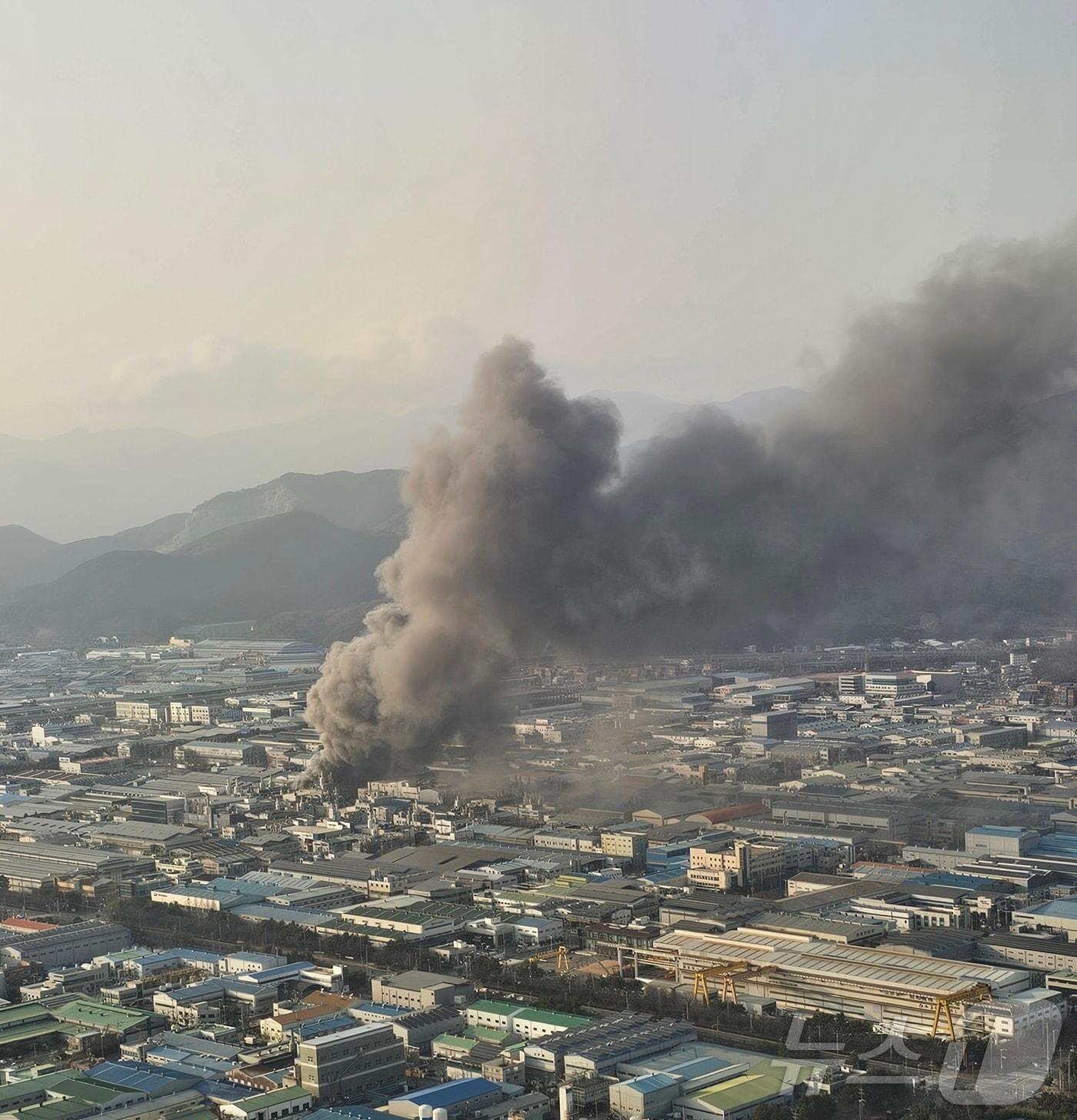 본문 이미지 - 22일 부산 강서구 송정동 자동차 부품 공장에서 불이 나 연기가 피어오르고 있다.(부산소방재난본부 제공. 재판매 및 DB 금지) 2026.2.22 ⓒ 뉴스1 장광일 기자
