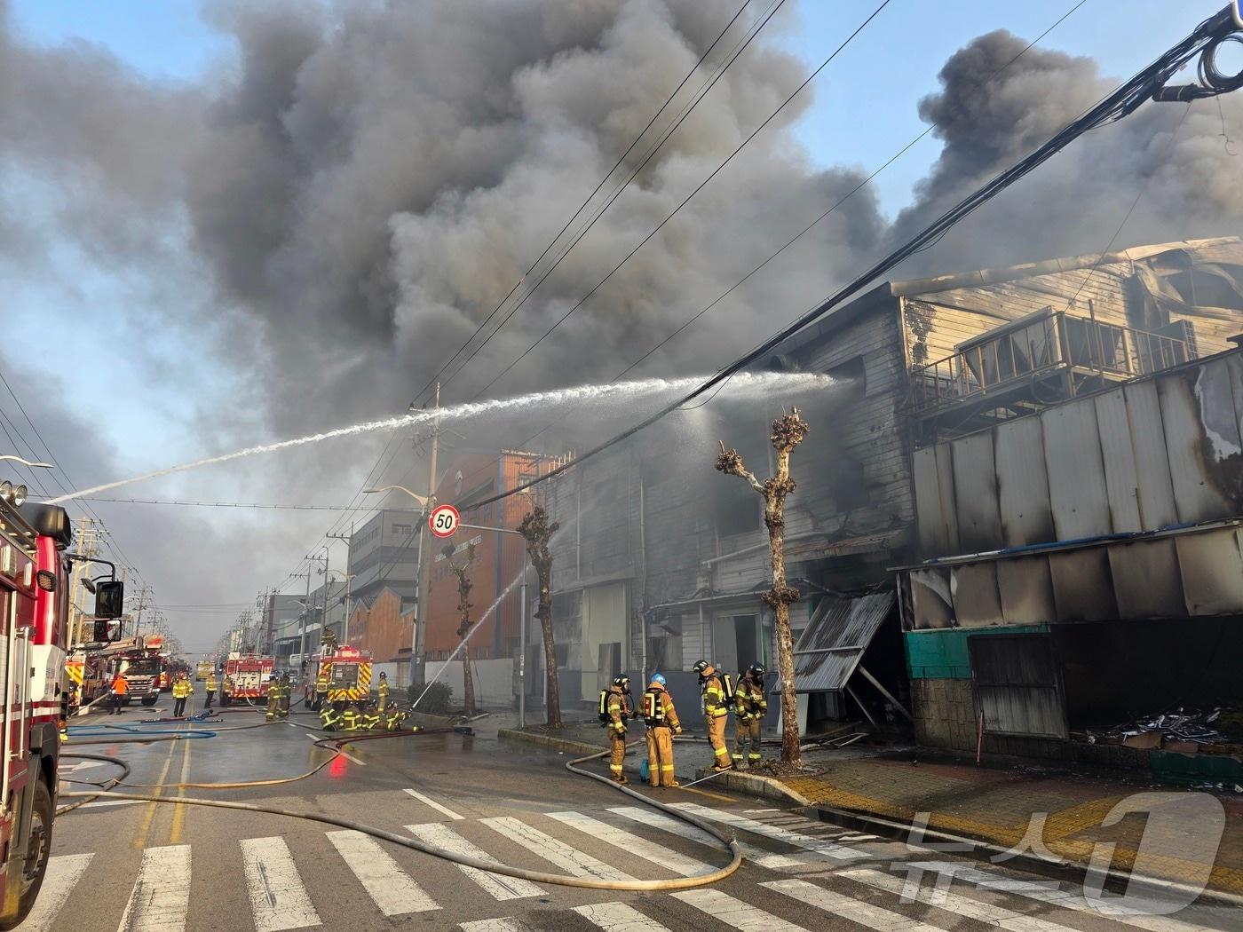본문 이미지 - 22일 오후 부산 강서구 송정동 자동차 부품 공장 화재 현장에서 소방대원들이 불을 끄고 있다.(부산소방재난본부 제공. 재판매 및 DB 금지) 2026.2.22