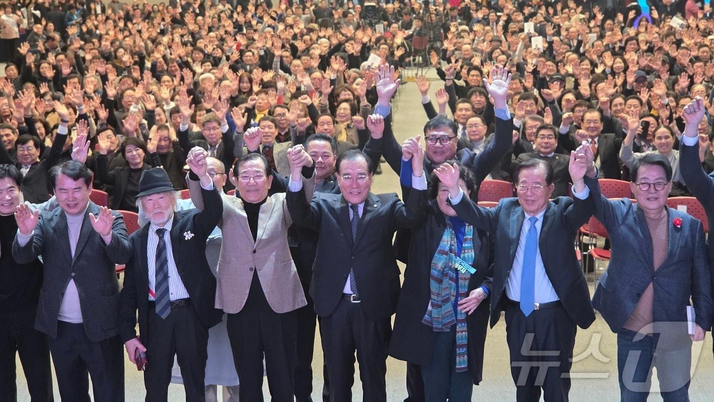 본문 이미지 - 이개호 더불어민주당 국회의원이 22일 광주 김대중컨벤션센터에서 출판기념회를 갖고 전남광주특별시장 비전을 밝히고 있다.(이개호 의원실 제공. 재배포 및 DB 금지)