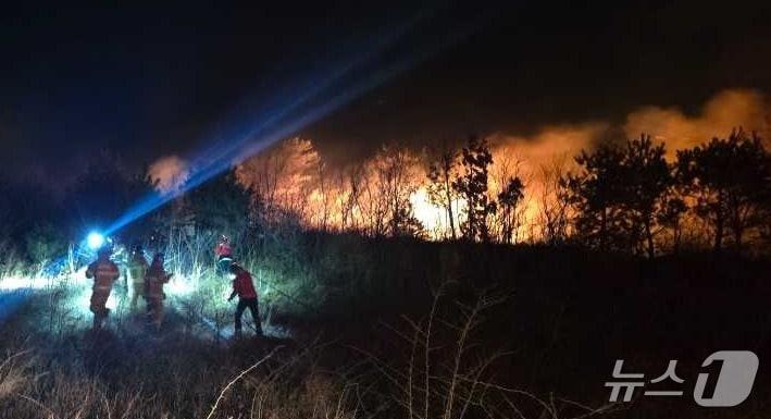 본문 이미지 - 22일 오후 7시 22분쯤 강원 고성군 토성면 소재 A 리조트 인근에서 화재가 발생해 소방 당국이 대응에 나서고 있다. (강원도소방본부 제공. 재판매 및 DB금지) 2026.2.22/뉴스1