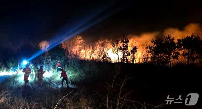 본문 이미지 - 22일 오후 7시 22분쯤 강원 고성군 토성면의 한 리조트 인근에서 화재가 발생해 소방 당국이 대응에 나서고 있다. (강원도소방본부 제공. 재판매 및 DB금지) 2026.2.22 ⓒ 뉴스1