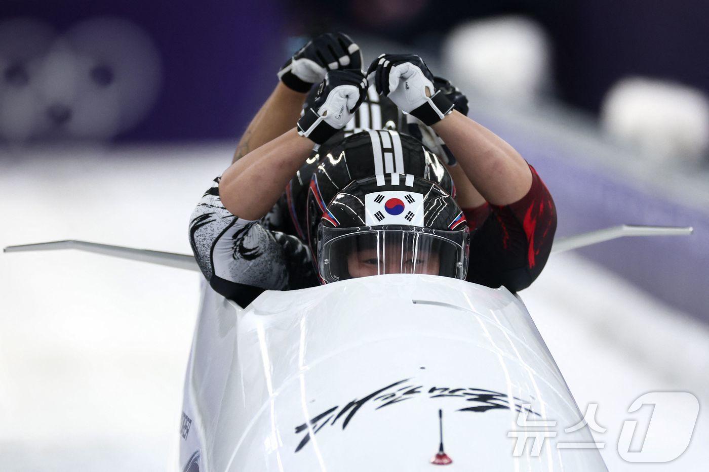 본문 이미지 - 한국 봅슬레이의 김진수 팀이 22일(한국시간)  이탈리아 코르티나 슬라이딩 센터에서 열린 대회 봅슬레이 남자 4인승 경기 3차 시기에서 주행하고 있다. ⓒ AFP=뉴스1