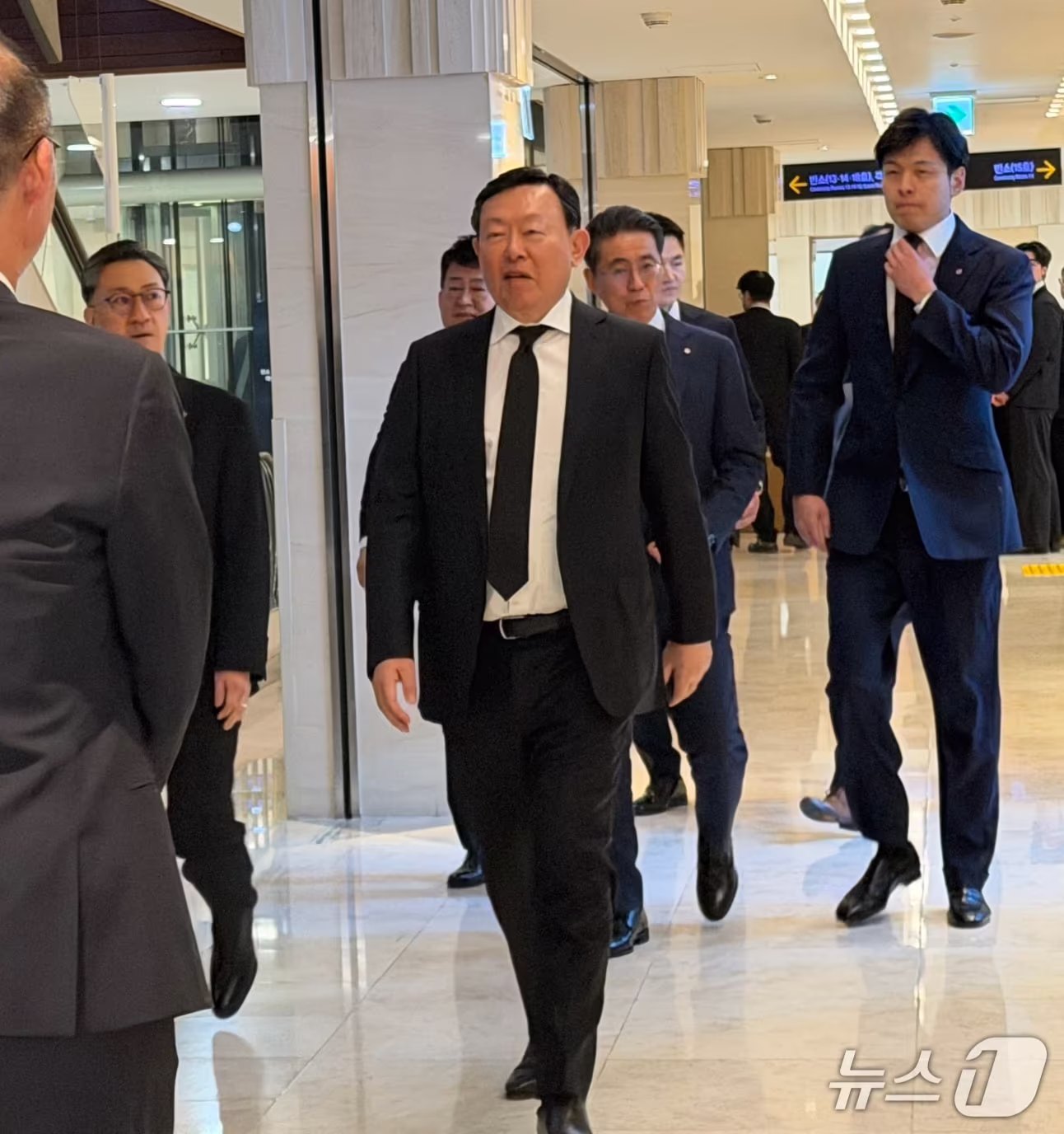 본문 이미지 - 22일 신동빈 롯데 회장이 장남 신유열 롯데지주 미래성장실장 겸 롯데바이오로직스 각자대표와 함께 누나인 신영자 롯데재단 의장의 빈소가 차려진 서울 신촌 세브란스병원 장례식장에 방문하고 있다.  ⓒ News1 윤수희 기자 