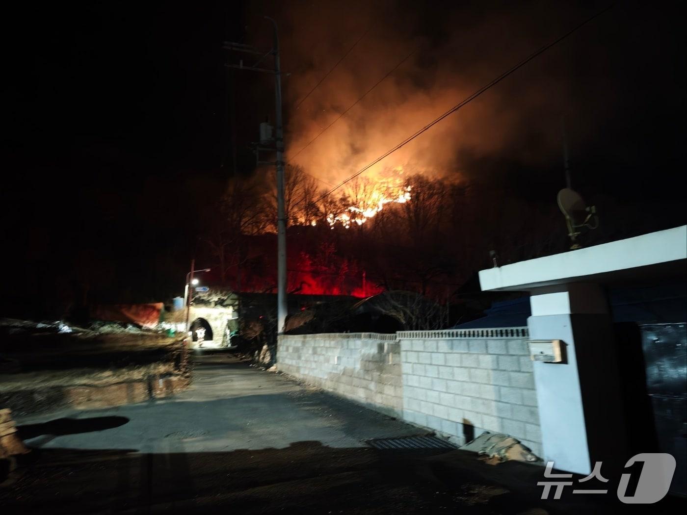 본문 이미지 -  충북 단양군 대강면 장림리의 한 야산에서 발생한 산불.(단양소방서 제공. 재판매 및 DB금지) /뉴스1  