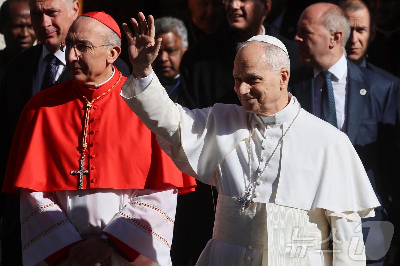 본문 이미지 - 교황 레오 14세가 22일(현지시간) 이탈리아 로마 카스트로 프레토리오에 위치한 예수 성심 본당에서 미사를 집전한 뒤 떠나며 손을 흔들고 있다.2026.02.22.ⓒ 로이터=뉴스1