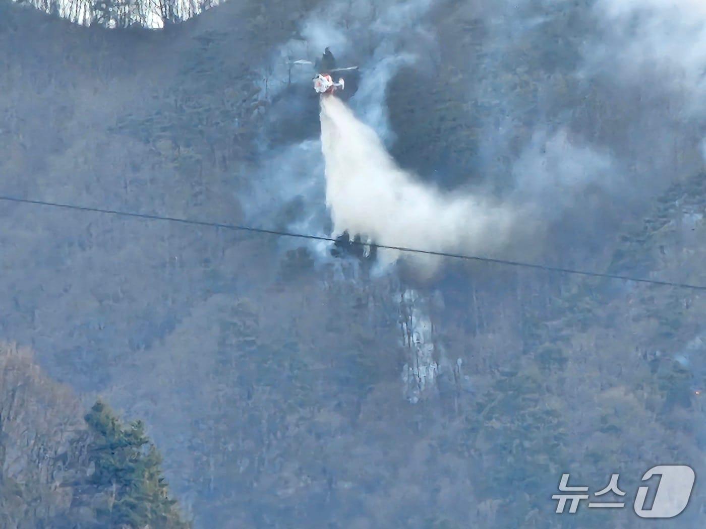 본문 이미지 - 산림청이 23일 헬기를 투입해 함양 산불 진화 작업을 벌이고 있다. 2026.2.23/뉴스1 한송학기자