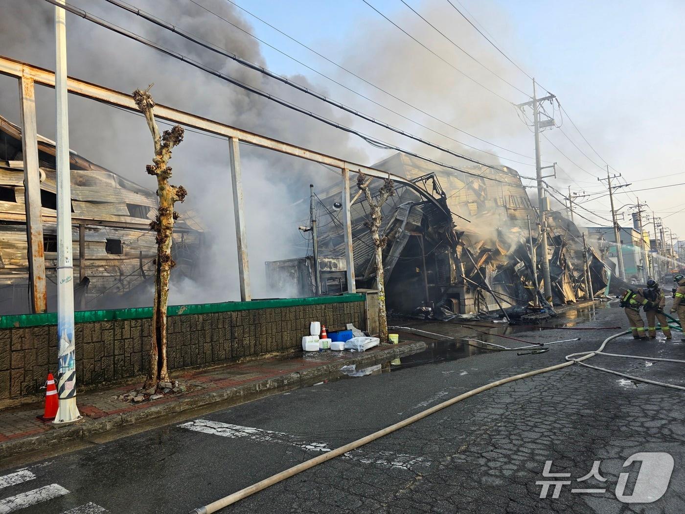 본문 이미지 - 22일 오후 부산 강서구 송정동 자동차 부품 공장 화재 현장에서 소방대원들의 화재 진압 활동이 이뤄지고 있다.(부산소방재난본부 제공. 재판매 및 DB 금지) 2026.2.22