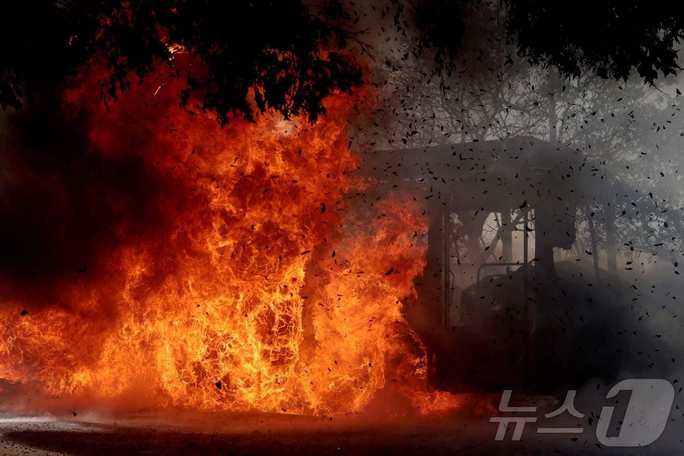 본문 이미지 - 22일(현지시간) 멕시코 최대 마약 조직 수장의 사살에 대한 보복으로 해당 범죄 조직이 버스를 방화해 버스가 불길에 휩싸이고 있다. 2026.02.22.ⓒ AFP=뉴스1