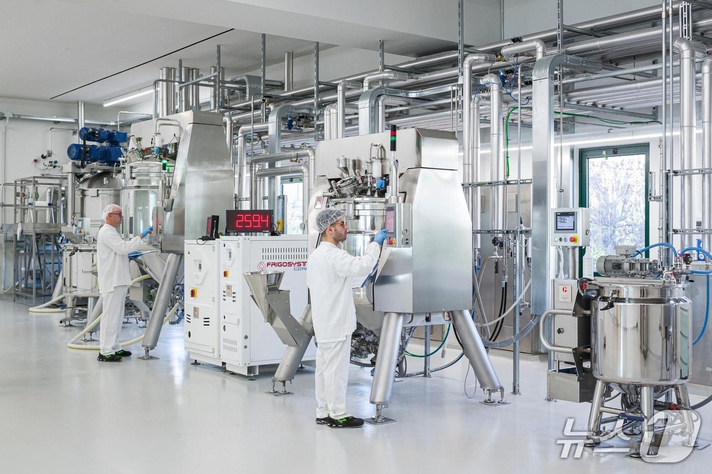 본문 이미지 -  이탈리아 케미노바의 현지 생산 모습(코스맥스 제공)